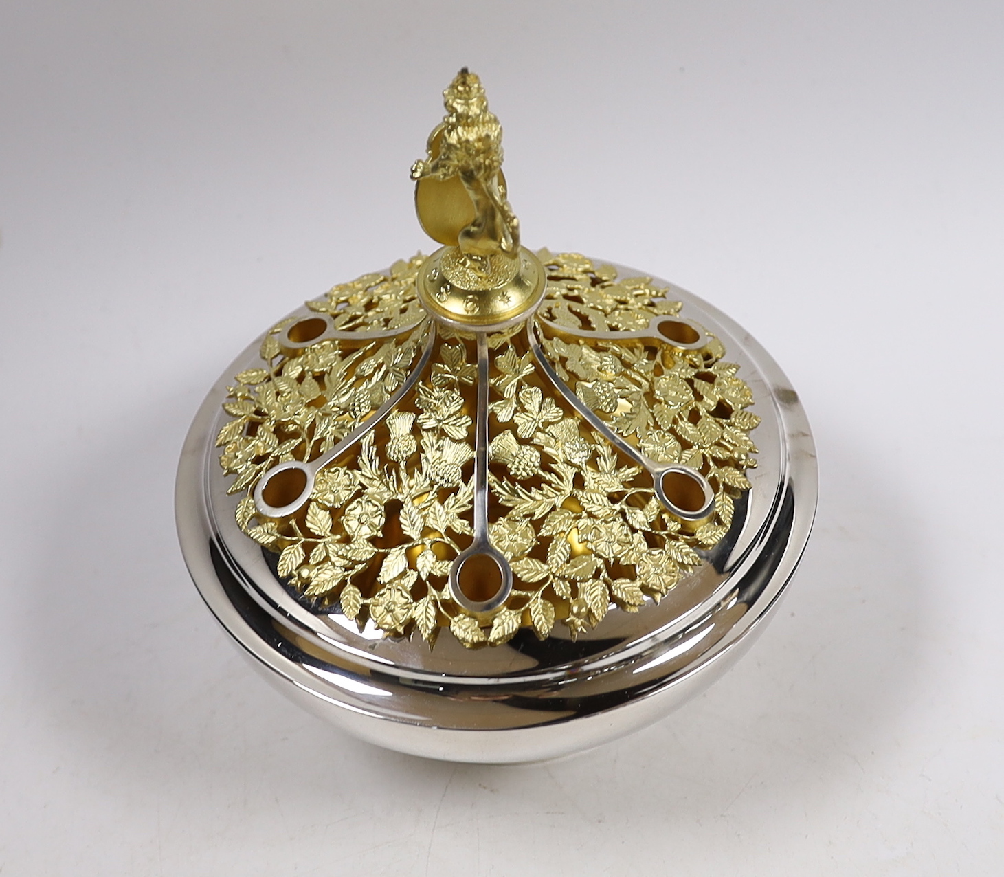 A modern Hector Miller for Aurum parcel gilt silver Bowes-Lyon commemorative bowl and cover, London, 1986, height 18.4cm, 18.7oz.